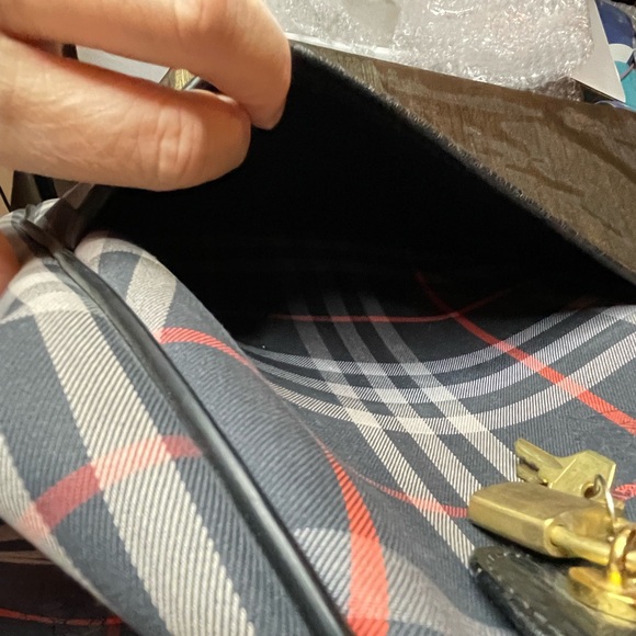 RARE Burberrys Navy Haymarket Plaid Duffle with lock and keys and a luggage tag - Picture 8 of 13